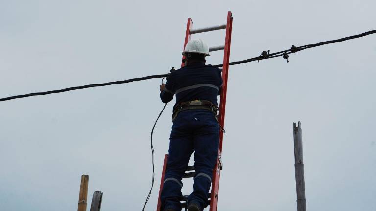 En la gráfica, un empleado de CNEL durante un trabajo de mantenimiento y cambio de cable en diciembre del 2024. Hoy se anunciaron las nuevas fechas de