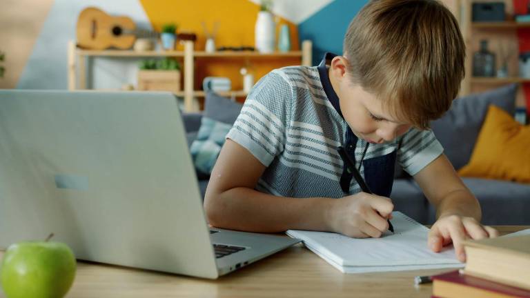 ¿Qué cambia cuando los hijos dejan el aula y empiezan a estudiar desde casa?