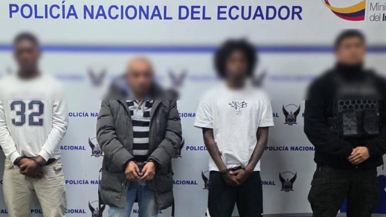 Fotografía de los detenidos que exigían el pago de USD 3.500 a un dirigente en Ambato.