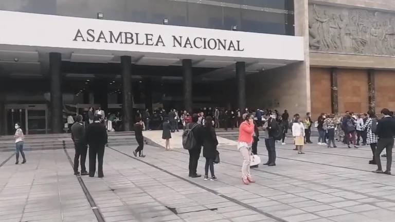 Legisladores y personal son evacuados de la Asamblea por amenaza de bomba