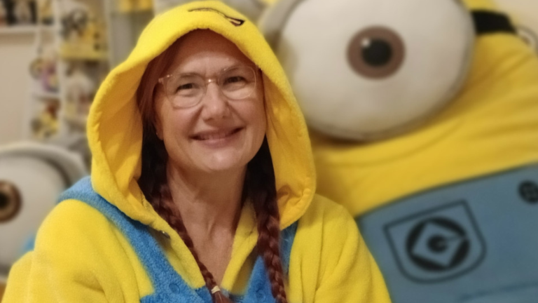 Liesl Benecke, una australiana fanática de los Minions, fue reconocida por Récord Guinness por poseer la colección más grande del mundo de estos personajes animados.