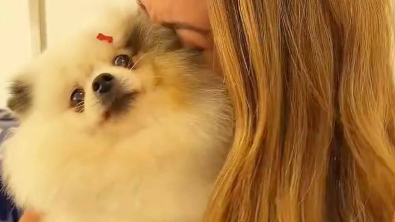 El emotivo reencuentro de Denisse Molina con su perrita Frida tras su llegada a Lisboa