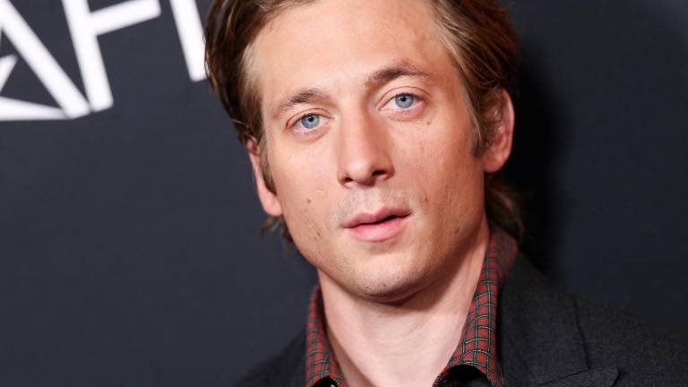 Jeremy Allen White recibe su diploma de secundaria a los 34 años