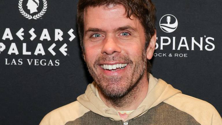 Perez Hilton generó preocupación entre sus seguidores tras autolesionarse en vivo: la policía intervino en su casa