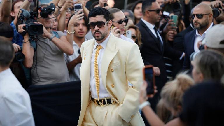 Bad Bunny impacta en París con un look de Schiaparelli repleto de referencias a su carrera musical