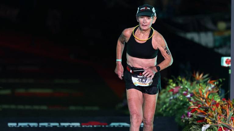 Mujer de 80 años se convierte en la más longeva en culminar el Ironman de Hawái