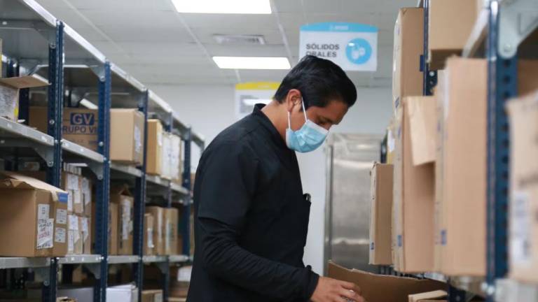 Persona revisando una bodega de abastecimiento de medicamentos.