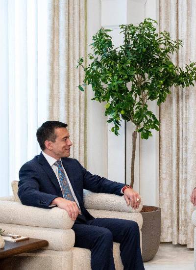 El Presidente del Ecuador, Daniel Noboa, junto al jeque Mohamed bin Zayed Al Nahyan, presidente de los Emiratos Árabes Unidos.