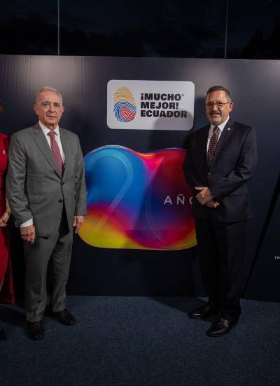Mónica Malo, Álvaro Uribe y Augusto Tosi durante el evento.
