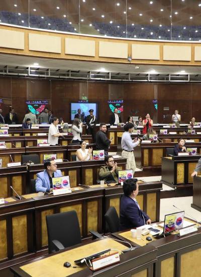 Fotografía que muestra a legisladores de la bancada oficialista ADN mostrando su respaldo al acuerdo comercial.
