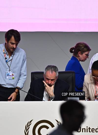 El presidente de la COP30, Andre Correa do Lago (centro) participa en la sesión plenaria de la COP30 este sábado, en el Centro de Convenciones Hangar donde se realiza la COP30, en Belém, Brasil.