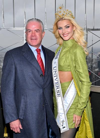Raul Rocha y la otrora Miss Universo Victoria Kjaer Theilvig asisten a una ceremonia en el Empire State Building, el 22 de noviembre de 2024 ,en la ciudad de Nueva York.