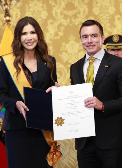 Noboa otorga reconocimiento a Kristi Noem.