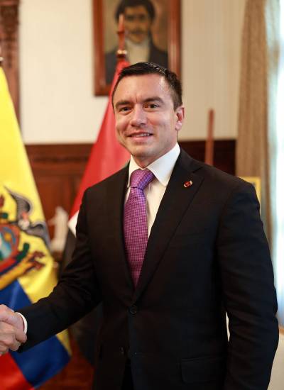 El presidente Daniel Noboa estrecha la mano de Thani bin Ahmed Al Zeyoudi, ministro de Comercio de Emiratos Árabes Unidos, en una reunión sostenida en mayo del 2025.