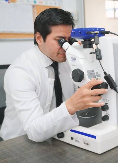 Ronald Ramos es el investigador y docente de la carrera de Odontología, de la Universidad Católica de Cuenca, que estuvo atrás de este desarrollo.