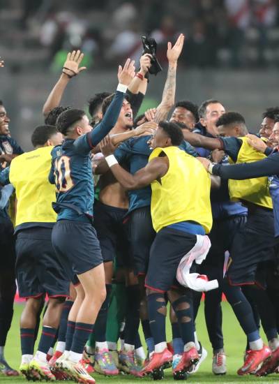 Jugadores de Ecuador celebran su clasificación al Mundial.