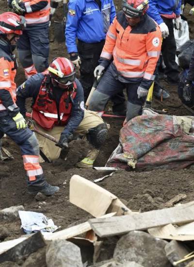 Los rescatistas continúan con sus labores, a pesar de los riesgos de un nuevo deslizamiento de tierra por las grietas que se han formado en el área.