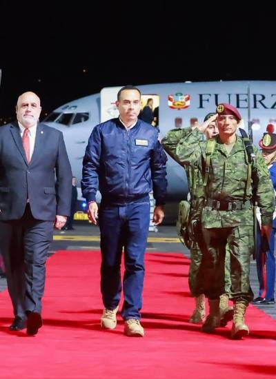 El presidente interino de Perú, José Jerí, durante su arribo a Quito.