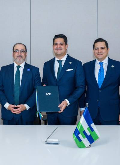 Fotografía que muestra, de izquierda a derecha, al ministro de agricultura de Ecuador, Juan Carlos Vega, al presidente de CAF, Sergio Díaz-Granados, al director ejecutivo de AEBE, José Antonio Hidalgo, y al presidente de AEBE, Jorge Encalada.