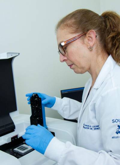 Una doctora de SOLCA Quito realiza un procedimiento en equipos especializados para obtener un diagnóstico.