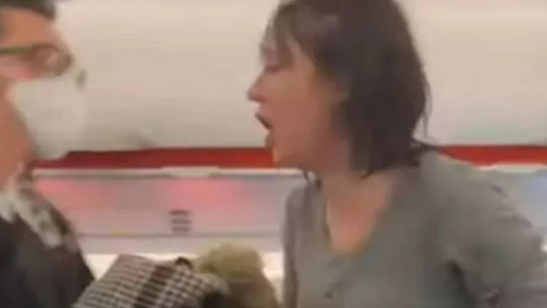 Mujer es expulsada de un avión por no usar mascarilla y toser sobre los pasajeros