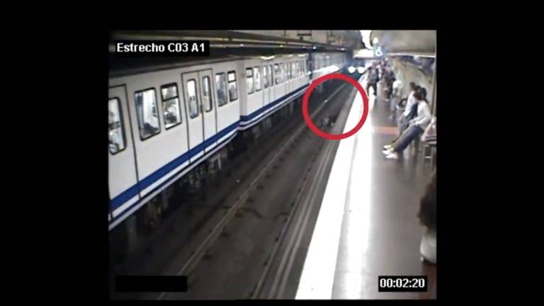 Mujer cae en las vías del Metro por estar distraída con el celular