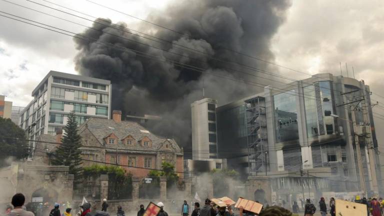 El incendio en el Complejo Matriz de la Contraloría General del Estado provocado por manifestantes durante las protestas de octubre del 2019 desarrolladas en Quito.