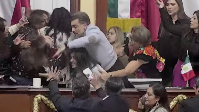 Captura de video viralizado en el qeu se observa cómo al menos cinco senadores se jalan el cabello.