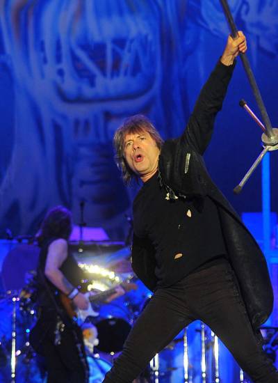El vocalista de Iron Maiden, Bruce Dickinson, se presenta durante un concierto en Santiago, el 10 de octubre de 2013.