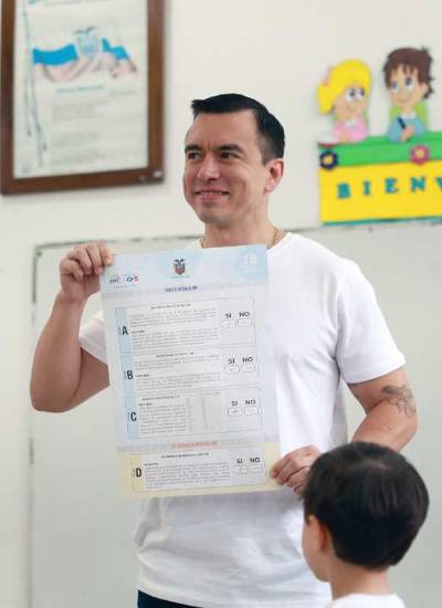 El presidente Daniel Noboa votó en Olón, en la provincia de Santa Elena.