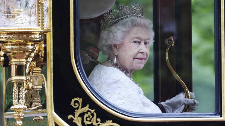 Isabel II paga más de mil dólares para que laven los platos