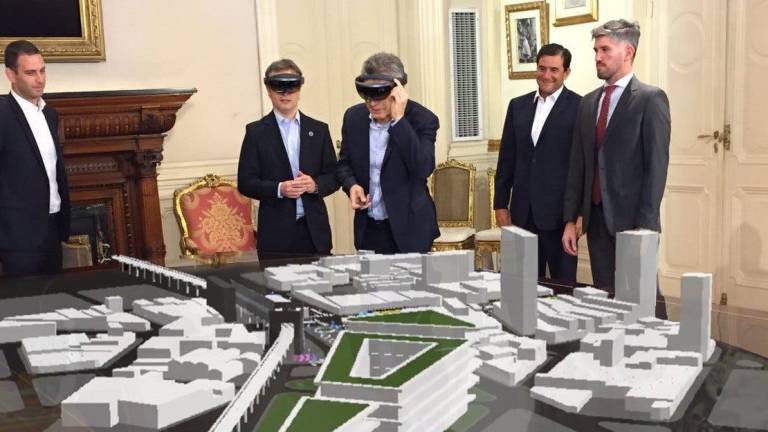 Macri prueba los hologramas para controlar obra pública