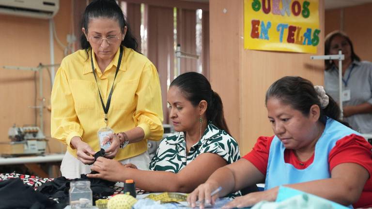 Imagen de mujeres recibiendo capacitación en corte y confección de ropa por parte de la Coordinación de Proyectos Zumar del Municipio de Guayaquil.