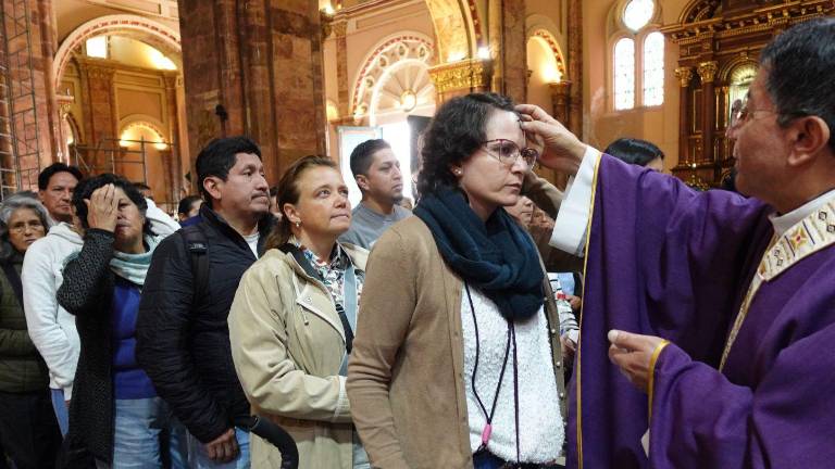 El Miércoles de Ceniza se celebra hoy, 18 de febrero de 2026, marcando el inicio de la Cuaresma. En Cuenca, el Arzobispo Monseñor Marcos Pérez Caicedo ha presidido las celebraciones destacando la ceniza como un signo de humildad y pequeñez ante Dios.
