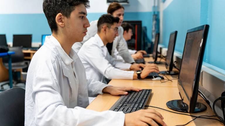 Estudiantes en sala de computación.