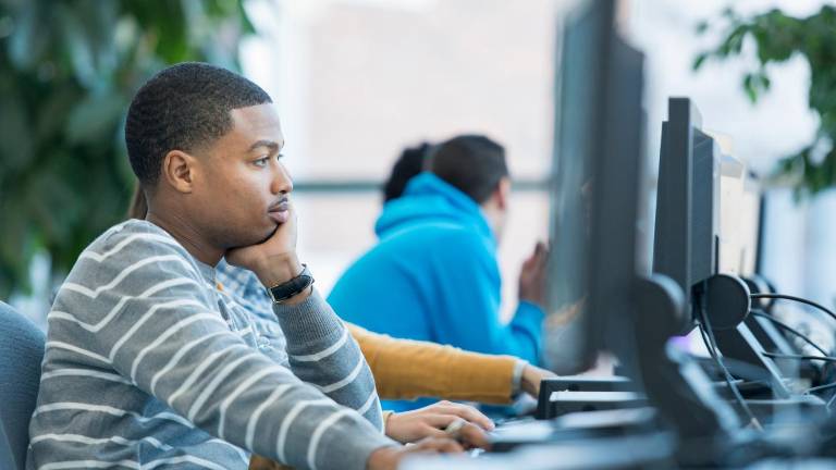 Becas TIC 2026: ¿Hasta cuándo podrán los estudiantes aplicar para recibir USD 825 por manutención?