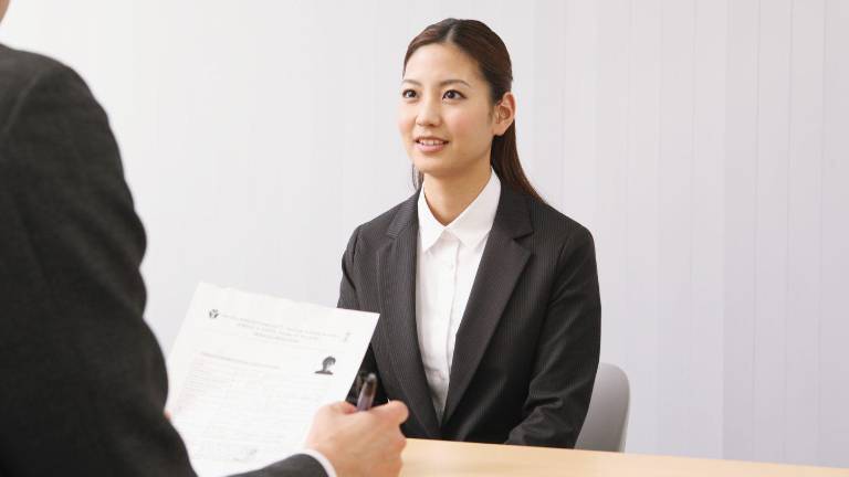 Mujer en entrevista de trabajo.