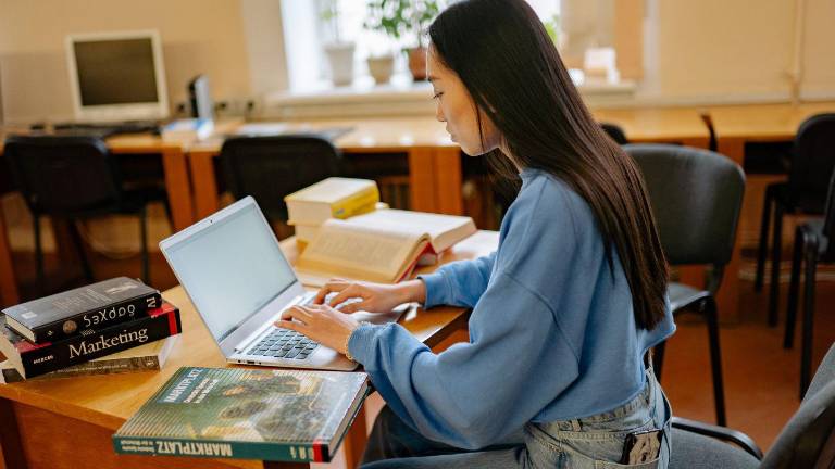 ¿Cómo pueden obtener los ecuatorianos una de las 40 becas de la Universidad Europea para maestrías online?