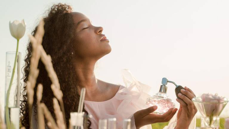 El arte de embotellar un recuerdo: Cómo la perfumería traduce las emociones en fragancias
