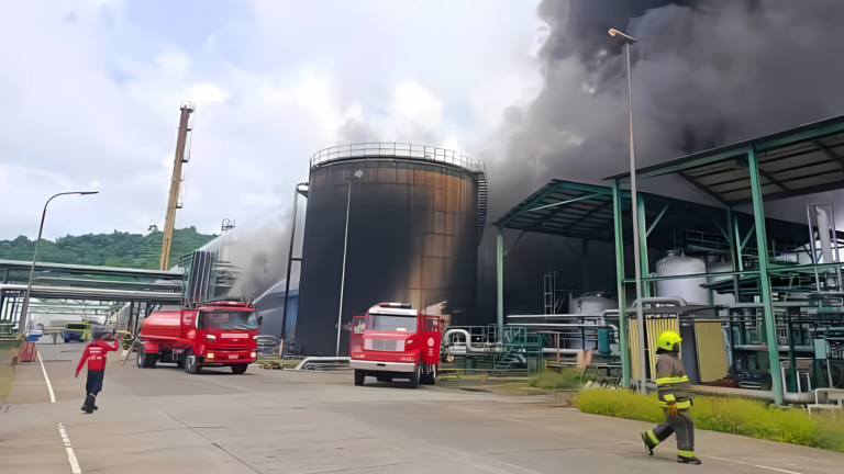 La Refinería de Esmeraldas sufrió un incendio de tanques de combustible.