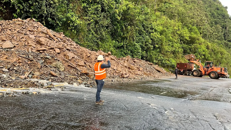 Cierre nocturno en la vía Alóag-Unión del Toachi por deslizamientos en los km 68 y 70