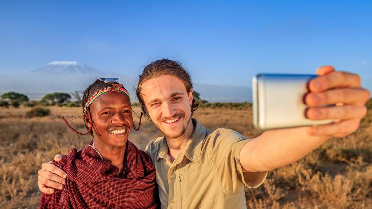 El 'volunturismo': viajes solidarios de influencers a países en desarrollo desatan polémica a nivel internacional