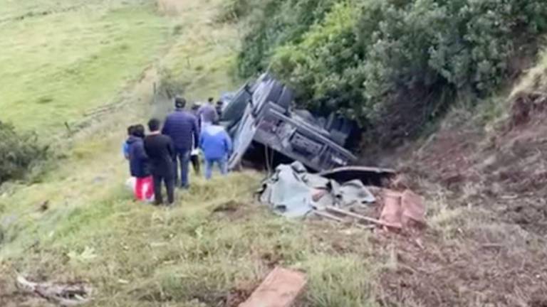 Vehículo militar volcado en la vía Pifo-Papallacta.