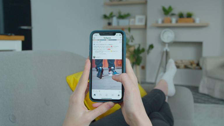 Mujer navegando por la red social Instagram.