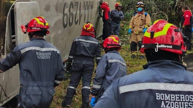 Trágico accidente en Azogues: Bus se vuelca y deja víctimas mortales