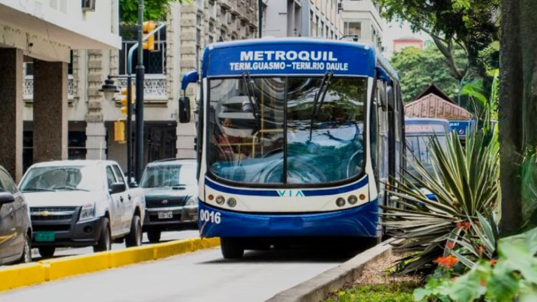 Hombre cae al intentar subir a la Metrovía en el centro de Guayaquil