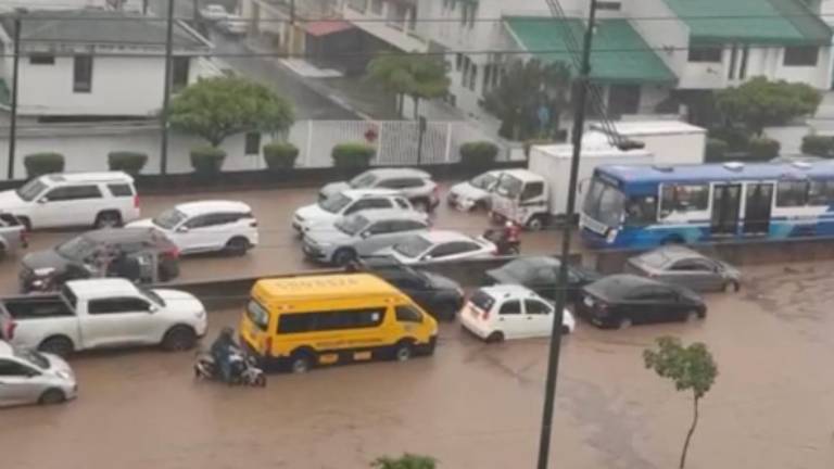 Tormenta eléctrica paraliza a Guayaquil: calles inundadas, cierre de túneles y operaciones suspendidas en el aeropuerto