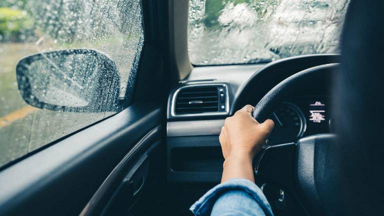 Seguridad vial bajo la lluvia: Guía para reducir siniestros en las vías del Ecuador
