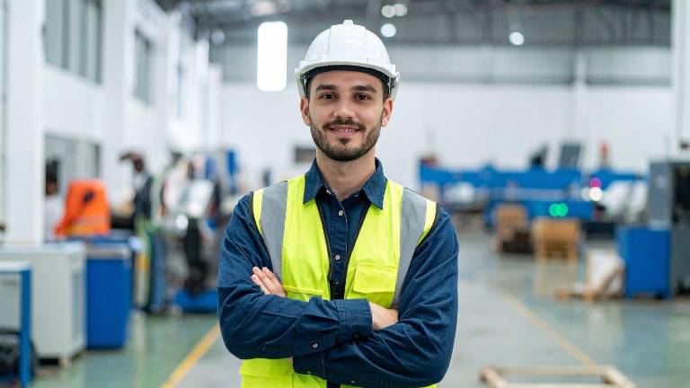 Hombre profesionales del sector acuícola posando en fábrica.
