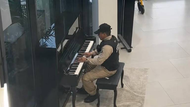 La historia detrás de Billy Asencio, el guardia de la UEES que se volvió viral tocando el piano
